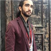 Soy profesor de arte, actuación, cine, historia e historia del arte, y enseño despertando pensamiento crítico, en Barcelona.
